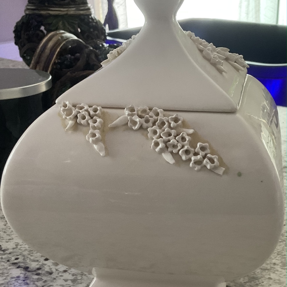 Elegant White Ceramic Box with Floral Design - Picture 4 of 9